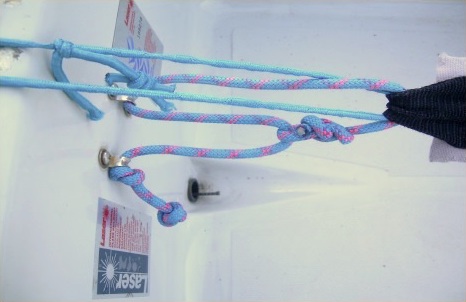 Adjustment of the tighten abseiling strap